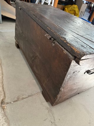 Baúl antiguo de madera tallada
