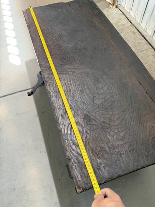Baúl antiguo de madera tallada