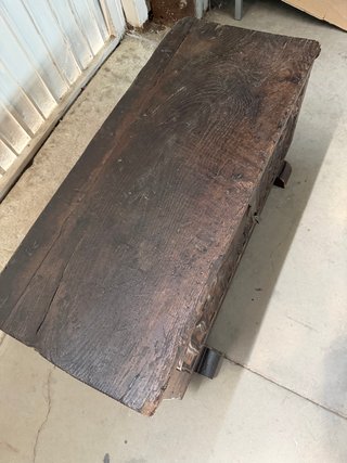 Baúl antiguo de madera tallada