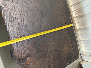 Baúl antiguo de madera tallada
