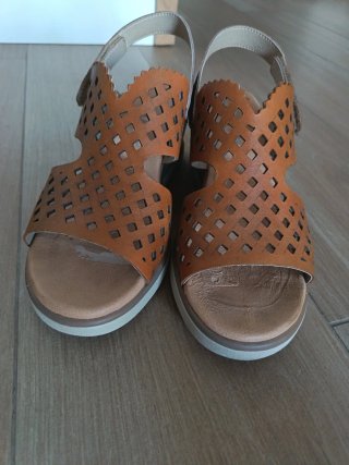 Sandalias cómodas marrón y oro