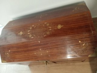 Baúl de madera antiguo con detalles