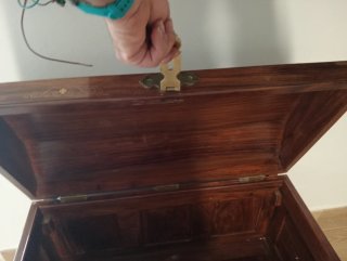 Baúl de madera antiguo con detalles