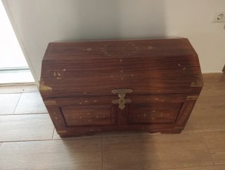 Baúl de madera antiguo con detalles