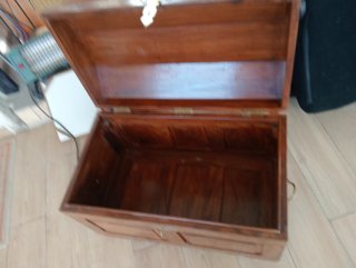 Baúl de madera antiguo con detalles
