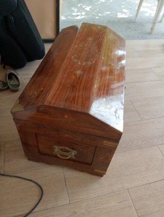Baúl de madera antiguo con detalles