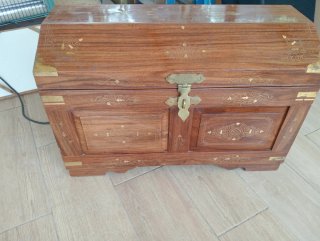 Baúl de madera antiguo con detalles