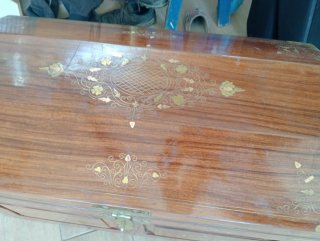 Baúl de madera antiguo con detalles