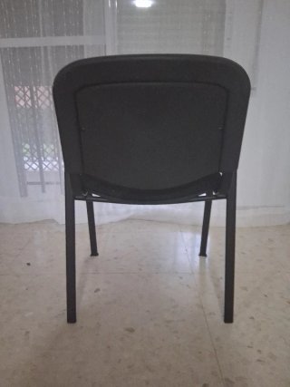 Silla de metal negra cómoda