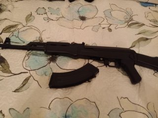 Pistola de juguete roja y negra