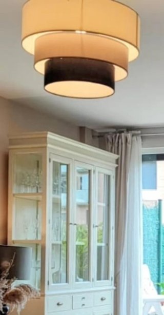 Lámpara de salón tela amarilla Marrón y beige.