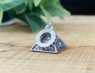 Charm Pirámide Ojo que Todo lo Ve - Plata