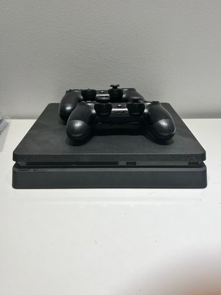 Consola PS4 + 2 Mandos + Cable