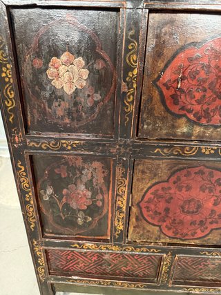 Cómoda Antigua Tibetana restaurada