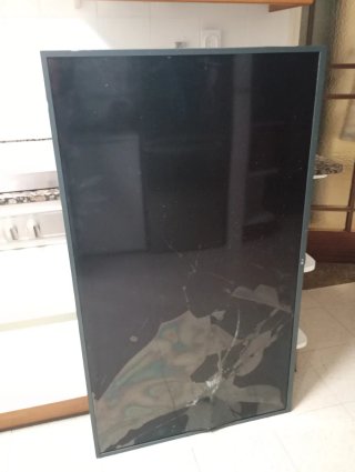 Televisión ROTA pantalla . Enciende(Negra)
