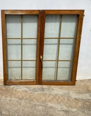 Dos hojas de ventana de madera