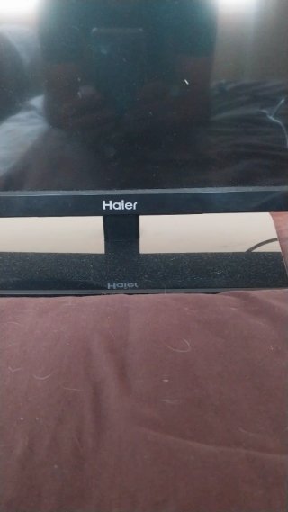 TV y Lámpara Negra/Dorada