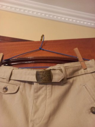 Pantalón beige con cinturón