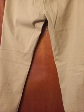 Pantalón beige con cinturón