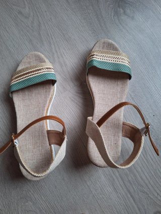 Sandalias Beige y Verde Talla 42
