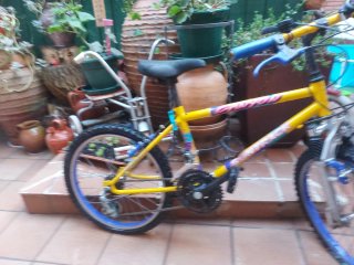 Bicicleta infantil amarilla