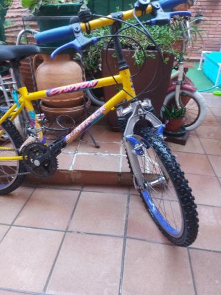 Bicicleta infantil amarilla