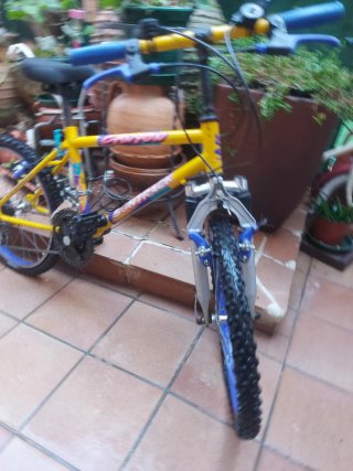 Bicicleta infantil amarilla