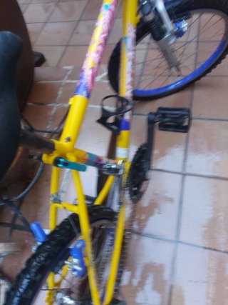Bicicleta infantil amarilla