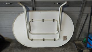 Mesa de terraza blanca ovalada
