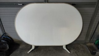 Mesa de terraza blanca ovalada