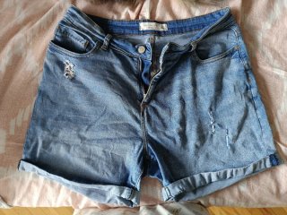 Vaqueros cortos desgastados
