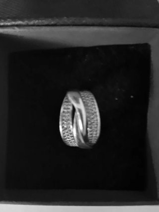 Anillo diseño con piedras