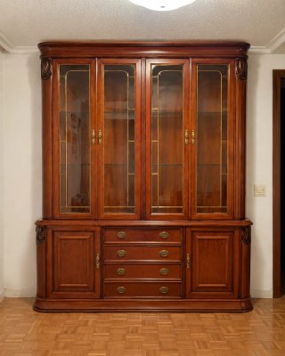 Mueble de salón de madera y cristal