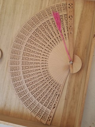 Coppia di ventagli in legno intagliato vintage