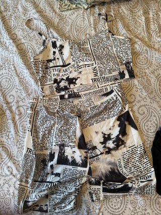 Conjunto crop top y shorts estampado periódico