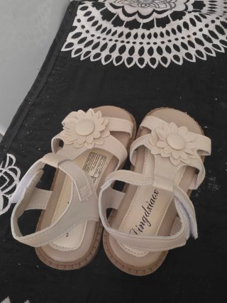 Sandalias beige con flor