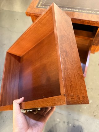 Escritorio antiguo restaurado madera y cuero