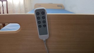 Cama geriátrica con carro elevador
