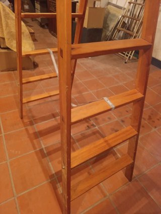 Escalera de madera nueva