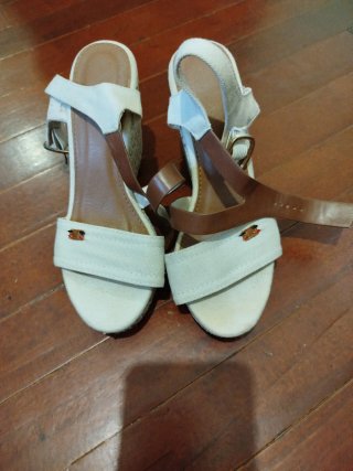 Sandalias de cuña beige y marrón