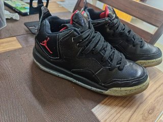 Zapatillas Jordan Negras y Rojas