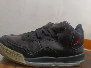 Zapatillas Jordan Negras y Rojas