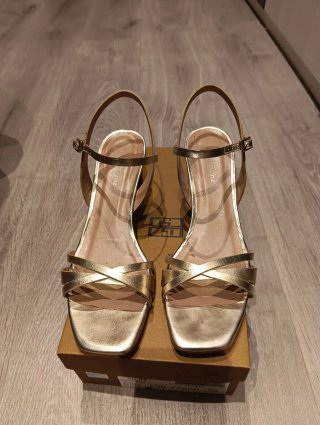 Sandalias Gloria Ortiz doradas talla 39