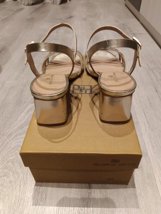 Sandalias Gloria Ortiz doradas talla 39