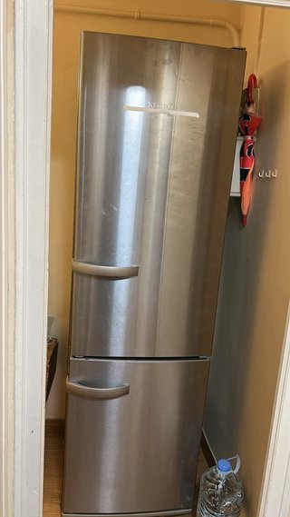 Nevera de segunda mano  tiene se 180 a 200cm