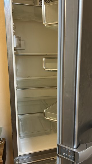 Nevera de segunda mano  tiene se 180 a 200cm