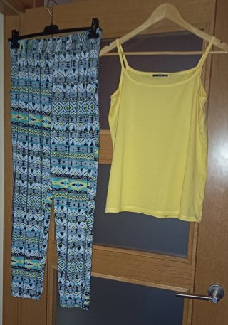 Conjunto pantalón estampado y camiseta amarilla.