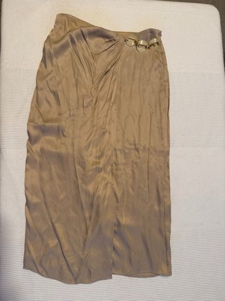Falda Zara satinada beige con detalle cadena