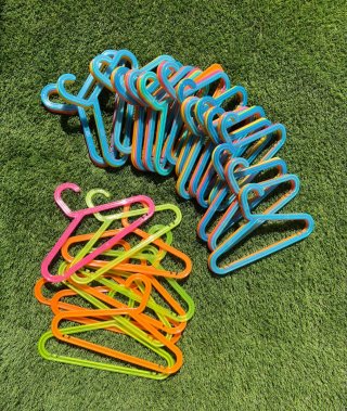 Perchas infantiles de plástico multicolor