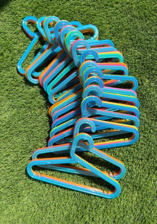 Perchas infantiles de plástico multicolor